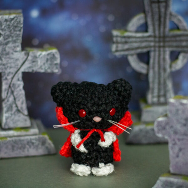 Amigurumi, figurines en crochet représentant un chat vampire, imaginé et confectionné à la main par les Mignonstres, une marque le Rat et l’Ours.