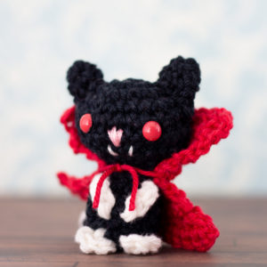 Amigurumi, figurines en crochet représentant un chat vampire, imaginé et confectionné à la main par les Mignonstres, une marque le Rat et l’Ours.