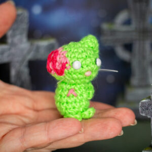Amigurumi, figurine en crochet représentant un chat zombie et mignon, imaginé et confectionné à la main par les Mignonstres, une marque le Rat et l’Ours.