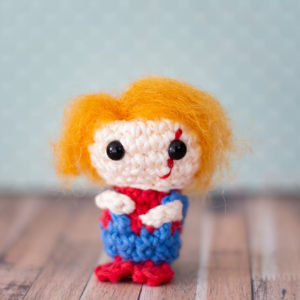 Amigurumi, figurines en crochet représentant Chucky, imaginé et confectionné à la main par les Mignonstres, une marque le Rat et l’Ours.