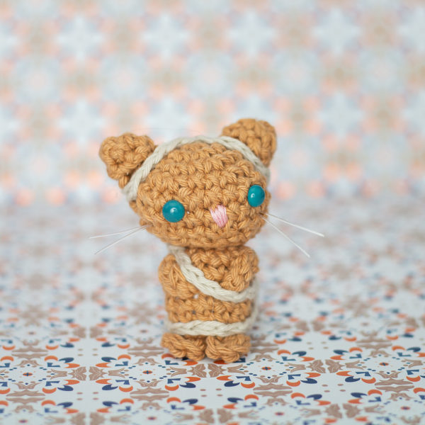 Amigurumi, figurines en crochet représentant un chat momie, imaginé et confectionné à la main par les Mignonstres, une marque le Rat et l’Ours.