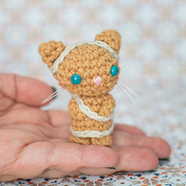 Amigurumi, figurines en crochet représentant un chat momie, imaginé et confectionné à la main par les Mignonstres, une marque le Rat et l’Ours.