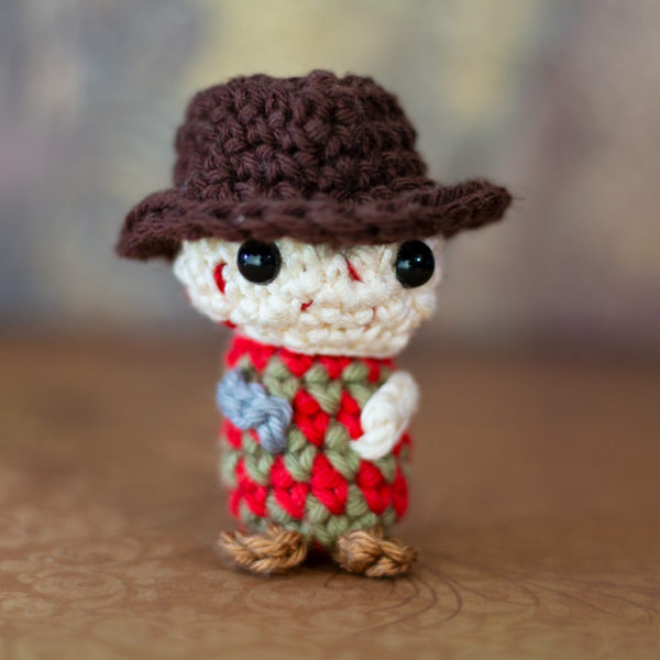 Amigurumi, figurines en crochet représentant Freddy Krueger, imaginé et confectionné à la main par les Mignonstres, une marque le Rat et l’Ours.