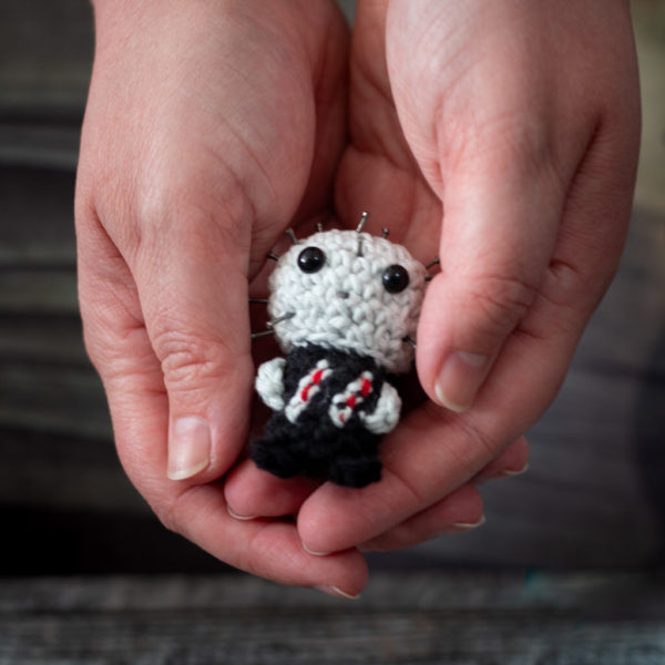 Amigurumi, figurines en crochet dans une main représentant Hellraiser, imaginé et confectionné à la main par les Mignonstres, une marque le Rat et l’Ours.