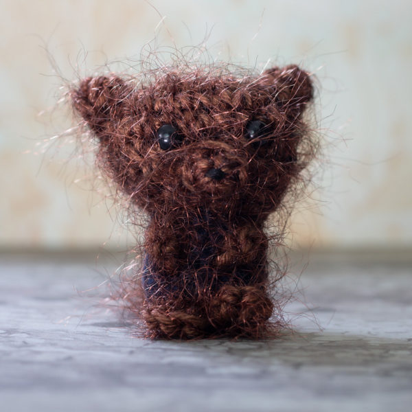 Amigurumi, figurines en crochet représentant un loup-garou, imaginé et confectionné à la main par les Mignonstres, une marque le Rat et l’Ours.