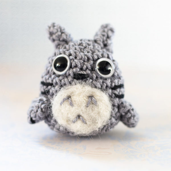 Amigurumi, figurines en crochet représentant Totoro, imaginé et confectionné à la main par les Mignonstres, une marque le Rat et l’Ours.