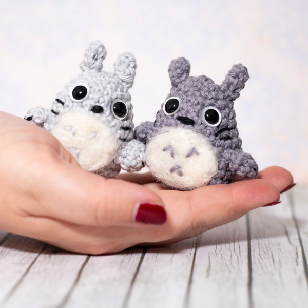 Amigurumi, figurines en crochet dans une main représentant Totoro, imaginé et confectionné à la main par les Mignonstres, une marque le Rat et l’Ours.