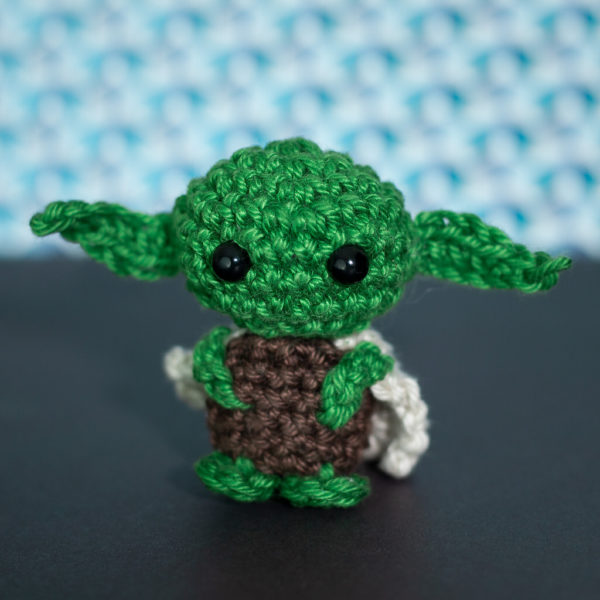Amigurumi, figurines en crochet représentant Yoda, imaginé et confectionné à la main par les Mignonstres, une marque le Rat et l’Ours.