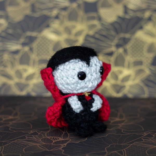 Amigurumi, figurines en crochet représentant Dracula le vampire, de profil imaginé et confectionné à la main par les Mignonstres, une marque le Rat et l’Ours.