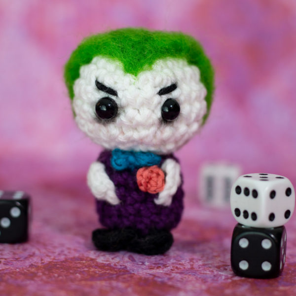 Amigurumi, figurines en crochet de profil représentant le Joker, imaginé et confectionné à la main par les Mignonstres, une marque le Rat et l’Ours.