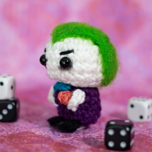 Amigurumi, figurines en crochet de profil de profil représentant le Joker, imaginé et confectionné à la main par les Mignonstres, une marque le Rat et l’Ours.