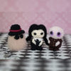Amigurumis, figurines en crochet représentant la famille Addams, Mercredi, l’oncle Fetide et le Couins Machin, imaginé, et confectionné, à la main par les Mignonstres, une marque le Rat et l’Ours.