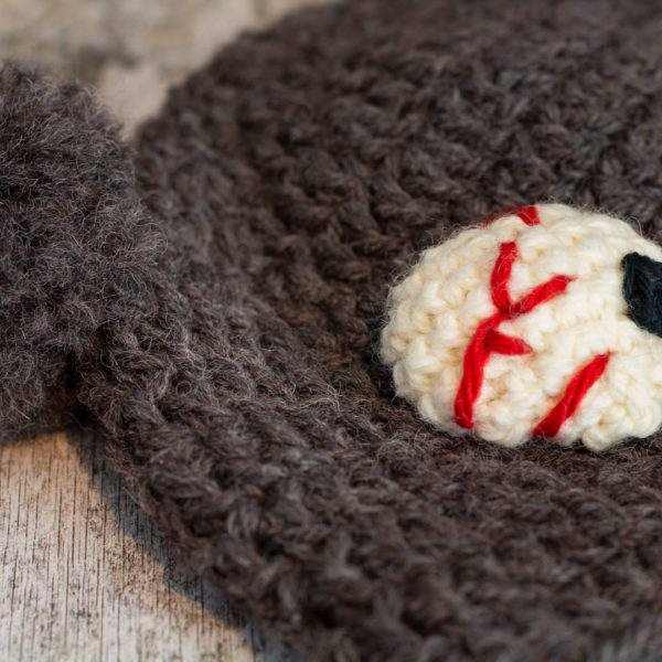 Bonnets en crochet, en détail représentant un ours fou, imaginé et confectionné à la main par les Mignonstres, une marque le Rat et l’Ours.