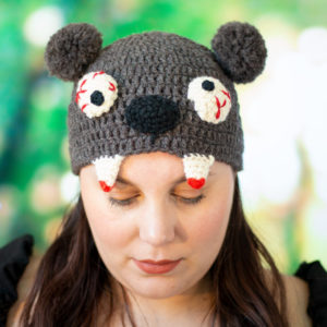 Bonnets en crochet, porté par une femme représentant un ours fou, imaginé et confectionné à la main par les Mignonstres, une marque le Rat et l’Ours.