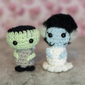 Amigurumis, figurines en crochet représentant Frankenstein et sa fiancée, imaginés et confectionnés à la main par les Mignonstres, une marque le Rat et l’Ours.