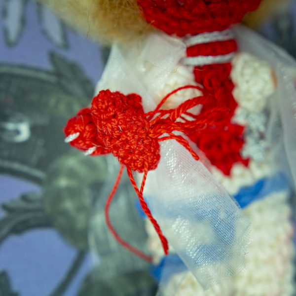 Detail d'un tableau avec un amigurumi, figurine en crochet, représentant le coeur de la fiancée du film Re-animator 2 imaginé et confectionné à la main par le Rat et l'Ours.