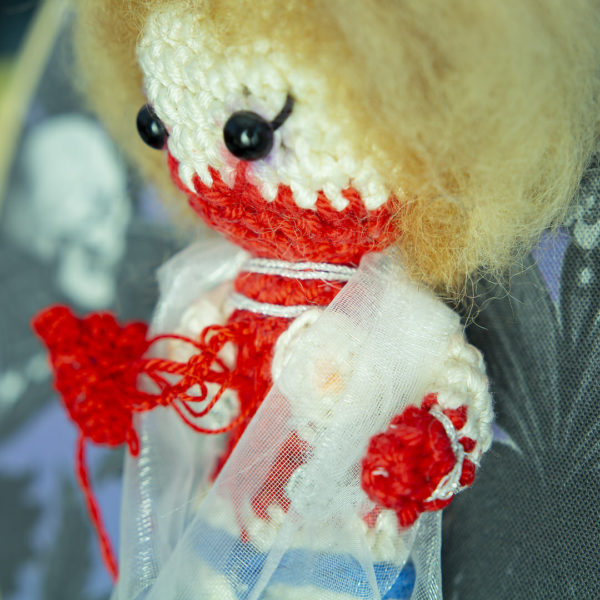 Detail d'un tableau avec un amigurumi, figurine en crochet, représentant le torse de la fiancée du film Re-animator 2 imaginé et confectionné à la main par le Rat et l'Ours.