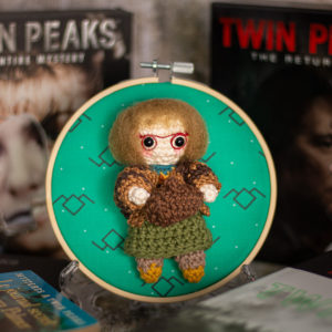 Tableau avec un amigurumi, figurine en crochet, représentant Log lady, de la série Twin Peaks, imaginé et confectionné à la main par le Rat et l'Ours.