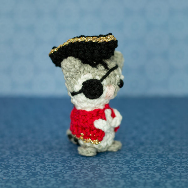 Amigurumi, figurine en crochet représentant un chat pirate et mignon, imaginé et confectionné à la main par les Mignonstres, une marque le Rat et l’Ours.
