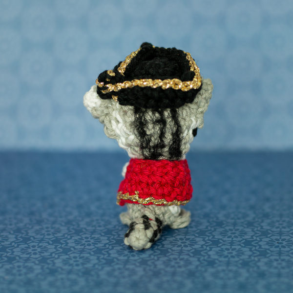 Amigurumi, figurine en crochet représentant un chat pirate et mignon, vu de dos imaginé et confectionné à la main par les Mignonstres, une marque le Rat et l’Ours.
