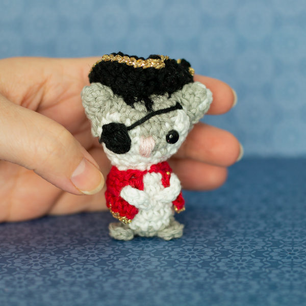 Amigurumi, figurine en crochet représentant un chat pirate et mignon, tenue en main imaginé et confectionné à la main par les Mignonstres, une marque le Rat et l’Ours.