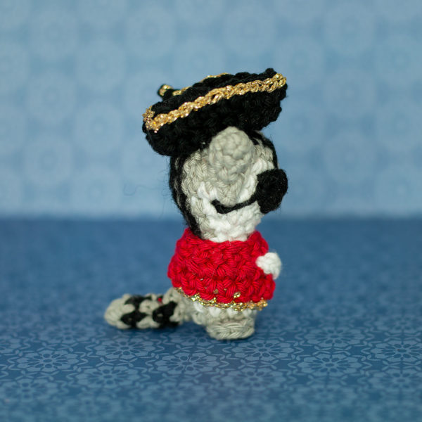 Amigurumi, figurine en crochet représentant un chat pirate et mignon, de profil imaginé et confectionné à la main par les Mignonstres, une marque le Rat et l’Ours.