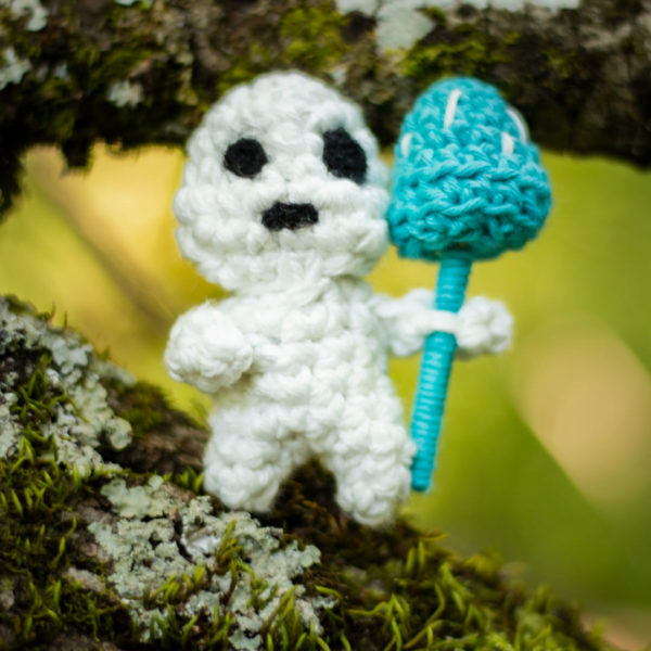 Amigurumi, figurine en crochet représentant un kodama, tenant un champignon confectionné à la main par les Mignonstres, une marque le Rat et l’Ours.
