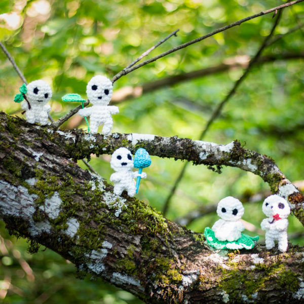 Amigurumi, figurine en crochet représentant des kodama, dans une forêt confectionné à la main par les Mignonstres, une marque le Rat et l’Ours.