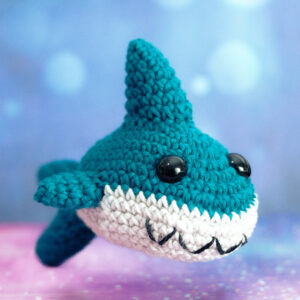 Amigurumi, figurines en crochet représentant un requin mignon, imaginé et confectionné à la main par les Mignonstres, une marque le Rat et l’Ours.