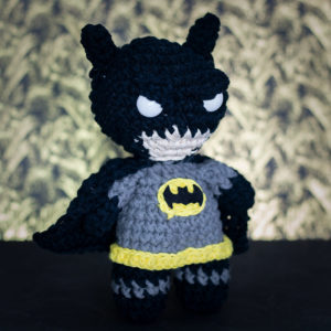 Amigurumi, figurine en crochet représentant Batman imaginé et confectionné à la main par les Mignonstres, une marque le Rat et l’Ours.