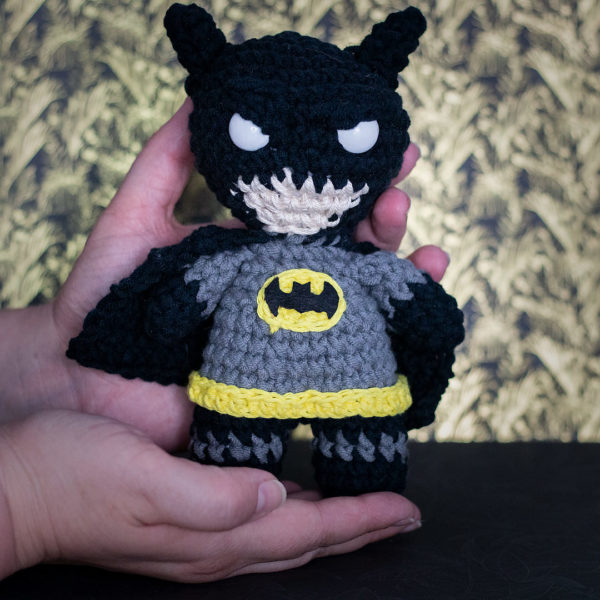 Amigurumi, figurine en crochet représentant Batman, tenue en main imaginé et confectionné à la main par les Mignonstres, une marque le Rat et l’Ours.