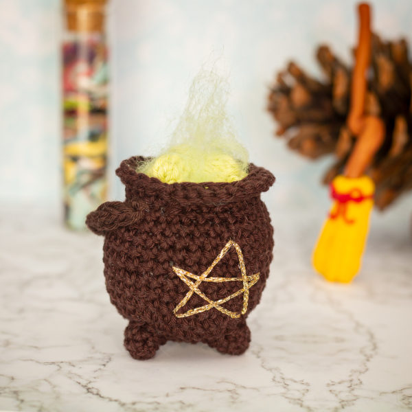 Amigurumi, figurines en crochet représentant un chaudron de sorcière brun, imaginé et confectionné à la main par les Mignonstres, une marque le Rat et l’Ours.