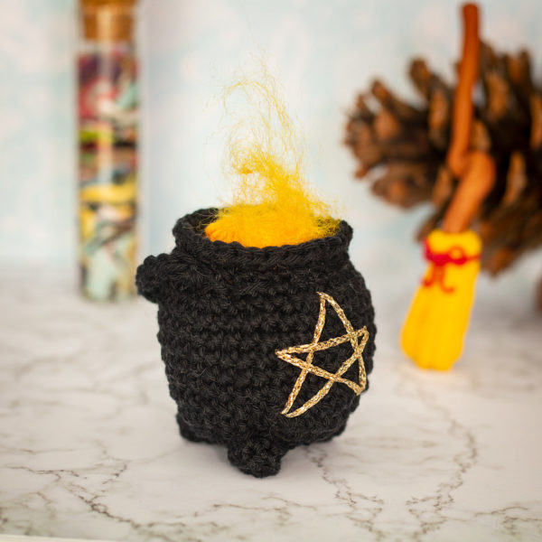 Amigurumi, figurines en crochet représentant un chaudron de sorcière noir, imaginé et confectionné à la main par les Mignonstres, une marque le Rat et l’Ours.