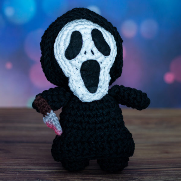 Amigurumi, figurine en crochet représentant Ghostface de la franchise Scream, imaginé et confectionné à la main par les Mignonstres, une marque le Rat et l’Ours.