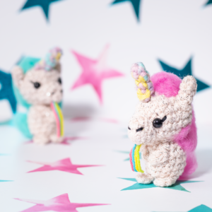 Amigurumi, figurines en crochet représentant Starlette les licornes bleue et rose, imaginée et confectionnée à la main par les Mignonstres, une marque le Rat et l’Ours.