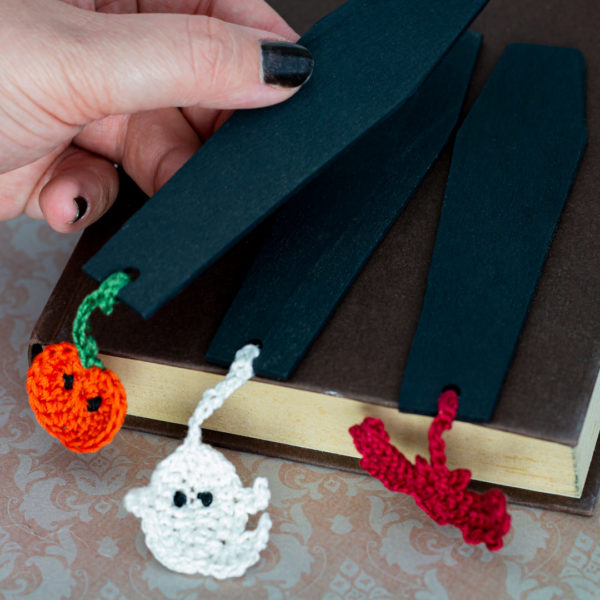 Marque-page en bois et en crochet, en forme de cercueil, avec des personnages crochetés, imaginé et confectionné à la main par les Mignonstres, une marque le Rat et l’Ours.