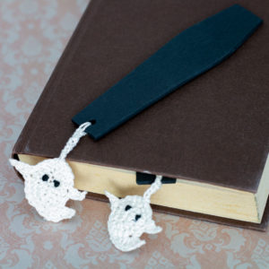 Marque-page en bois et en crochet, en forme de cercueil, avec un fantôme crocheté, imaginé et confectionné à la main par les Mignonstres, une marque le Rat et l’Ours.