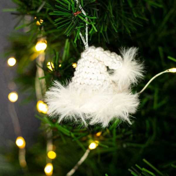 Bonnet miniature en crochet, blanc, imaginé et confectionné à la main par les Mignonstres, une marque le Rat et l’Ours.