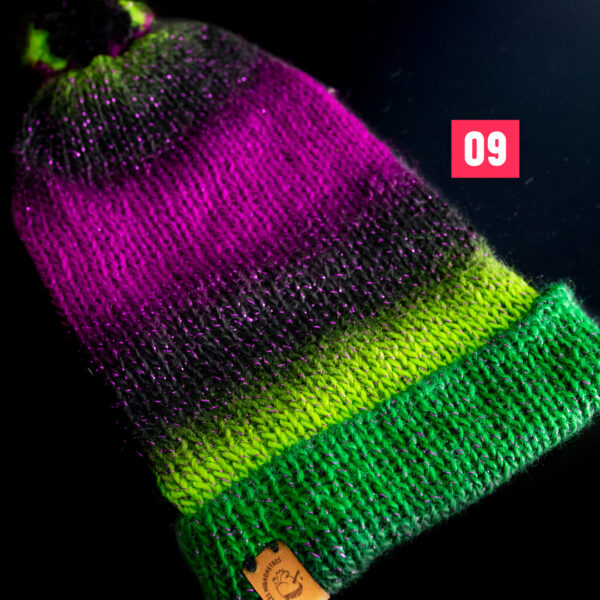 Bonnets en tricot, dans les tons violet et vert, avec un fil pailleté, imaginé et confectionné à la main par les Mignonstres, une marque le Rat et l’Ours.