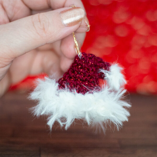 Bonnet miniature en crochet de Noël, imaginé et confectionné à la main par les Mignonstres, une marque le Rat et l’Ours.