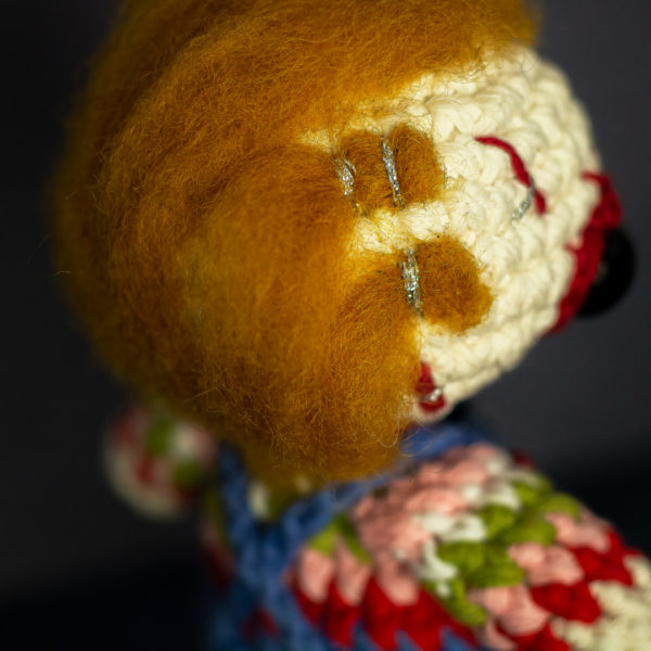 Amigurumi, figurine en crochet représentant les détails de dos de Chucky, imaginé et confectionné à la main par les Mignonstres, une marque le Rat et l’Ours.