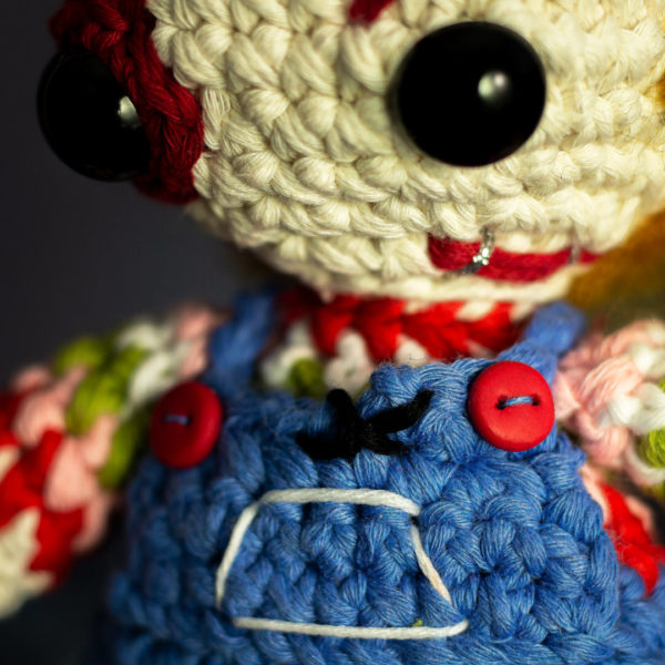 Amigurumi, figurine en crochet représentant les détails de la salopette de Chucky, imaginé et confectionné à la main par les Mignonstres, une marque le Rat et l’Ours.