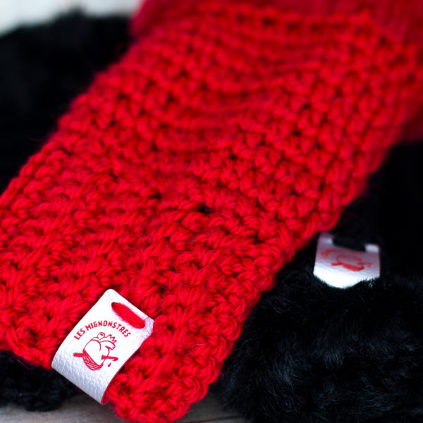 Details de mitaines en crochet, rouges et noires imaginées et confectionnées à la main par les Mignonstres, une marque le Rat et l’Ours.