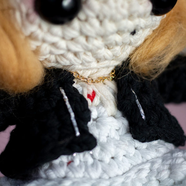 Amigurumi, figurine en crochet représentant Tiffany la fiancée de Chucky, détail du tatouage, imaginée et confectionnée à la main par les Mignonstres, une marque le Rat et l’Ours.