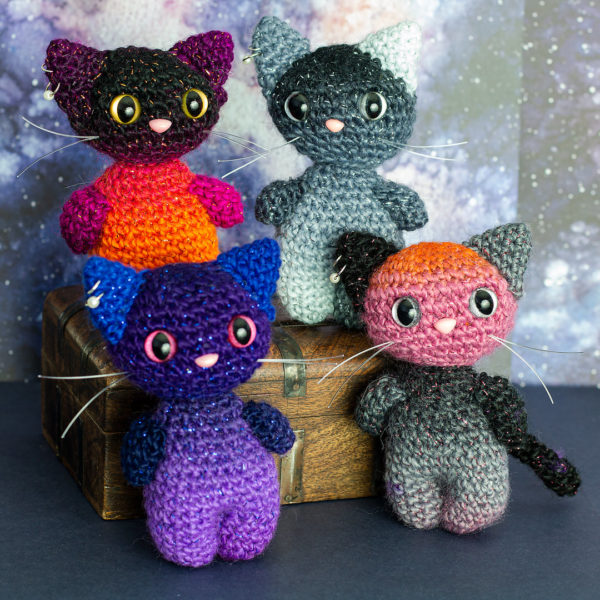 Amigurumis, figurines en crochet représentant des petits chats sur le thème de la nuit, imaginés et confectionnés à la main par les Mignonstres, une marque le Rat et l’Ours.