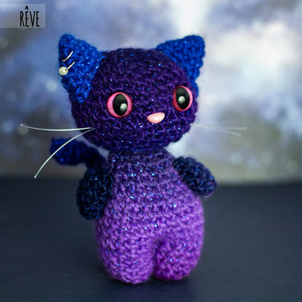 Amigurumi, figurine en crochet représentant un petit chat sur le thème du rêve, imaginés et confectionnés à la main par les Mignonstres, une marque le Rat et l’Ours.