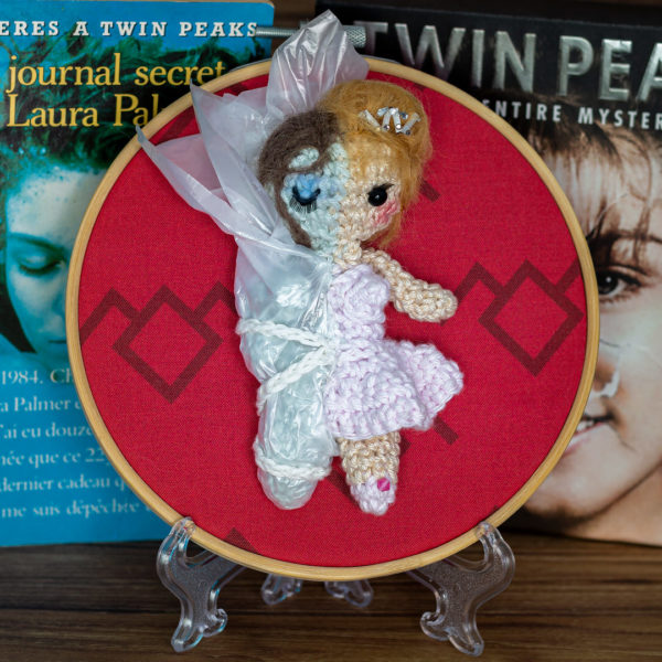 Tableau avec un amigurumi, figurine en crochet, représentant Laura Palmer, de la série Twin Peaks, imaginé et confectionné à la main par le Rat et l'Ours.