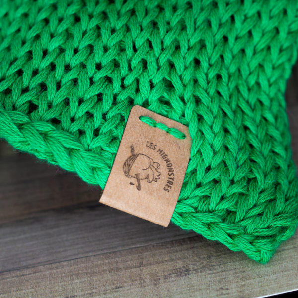 Détail d'une écharpe en tricot unique, au couleur des livres Chair de poule, imaginée et confectionnée à la main par les Mignonstres, une marque le Rat et l’Ours.