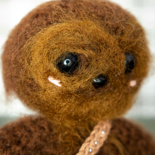 Détail d'un amigurumi, figurine en crochet représentant Chewbacca, imaginé et confectionné à la main par les Mignonstres, une marque le Rat et l’Ours.