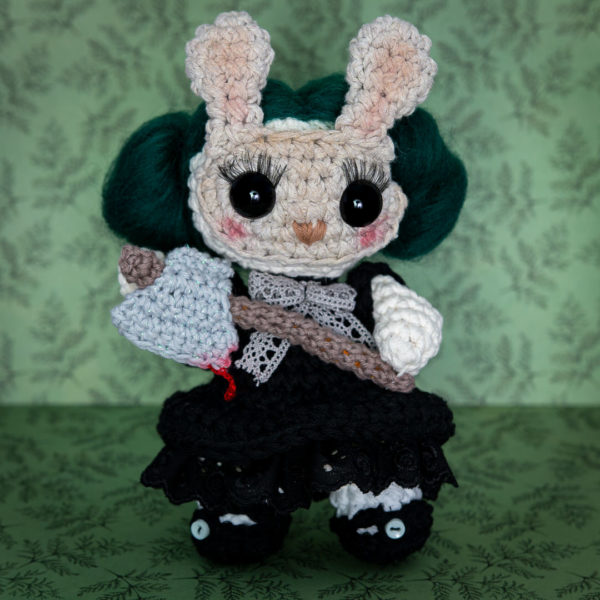 Amigurumi, figurine en crochet représentant Martha une petite fille au masque de lapin, imaginée et confectionnée à la main par les Mignonstres, une marque le Rat et l’Ours.